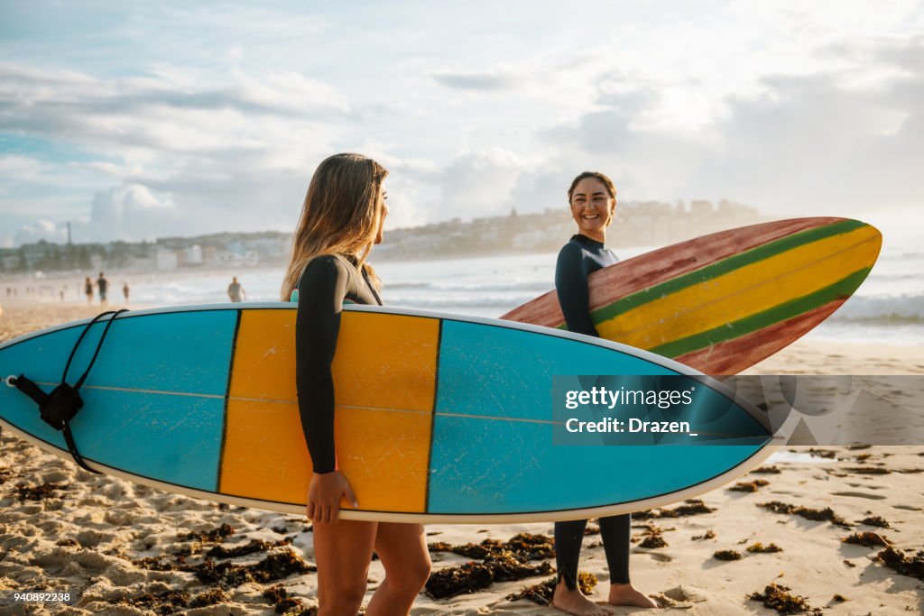 Dos amigas con tablas de surf