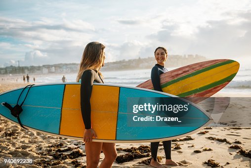 Dos amigas con tablas de surf Dos amigas con tablas de surf
