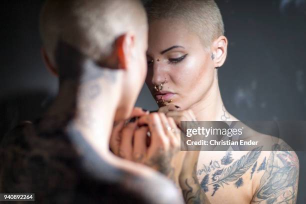 self perception - negatieve eigenwaarde stockfoto's en -beelden