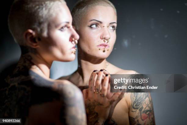 self perception - negatieve eigenwaarde stockfoto's en -beelden