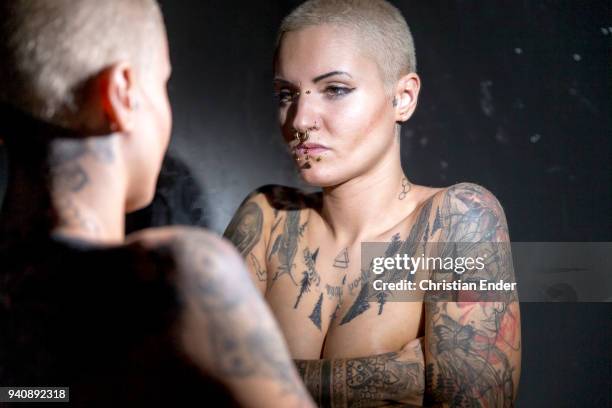 self perception - negatieve eigenwaarde stockfoto's en -beelden