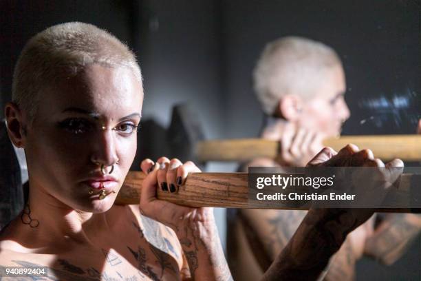 self perception - negatieve eigenwaarde stockfoto's en -beelden