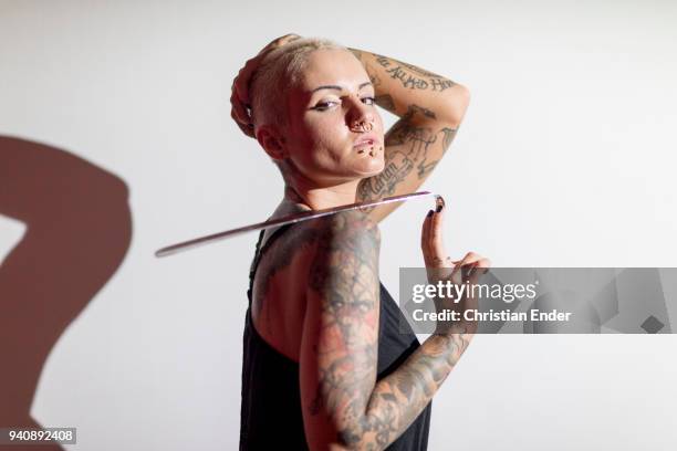 shoehorn - negatieve eigenwaarde stockfoto's en -beelden