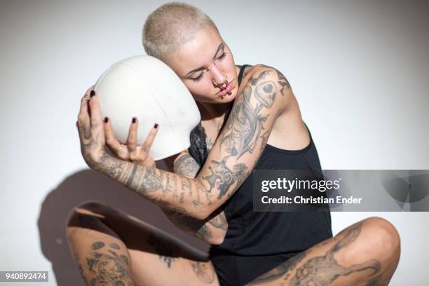 woman with a showcase doll (head) - negatieve eigenwaarde stockfoto's en -beelden