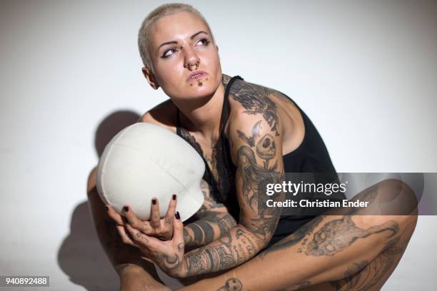 woman with a showcase doll (head) - negatieve eigenwaarde stockfoto's en -beelden