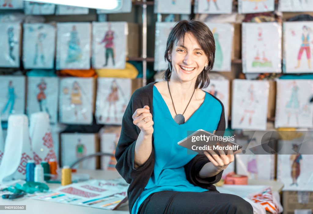 Ritratto di stilista donna sul posto di lavoro