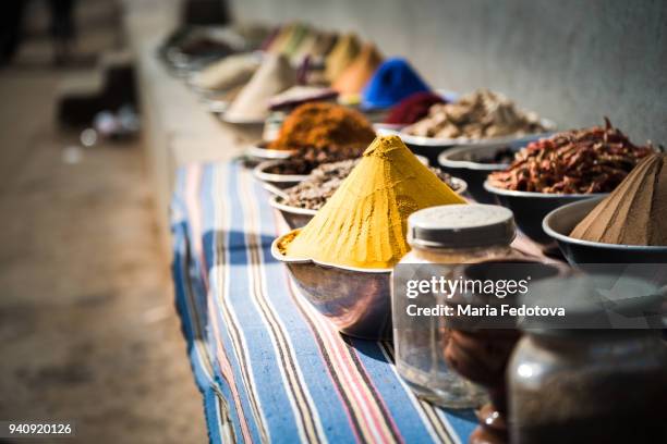 spices in a traditional market (souk) - souq photos et images de collection