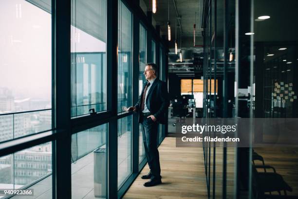 considerado hombre de negocios senior - altos cargos directivos fotografías e imágenes de stock