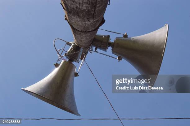 megaphones on wood poles - omroepinstallatie stockfoto's en -beelden