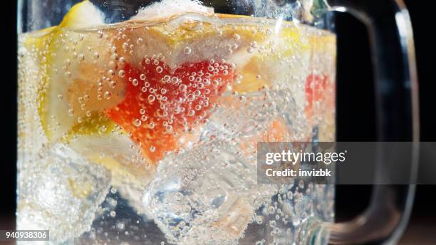 geïnfundeerd water close-up - carbonation stockfoto's en -beelden