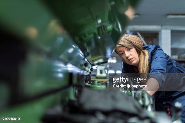 vrouw werkt op een interne slijpmachine. fase van de metalen afwerking van onderdelen - metaalbewerking stockfoto's en -beelden