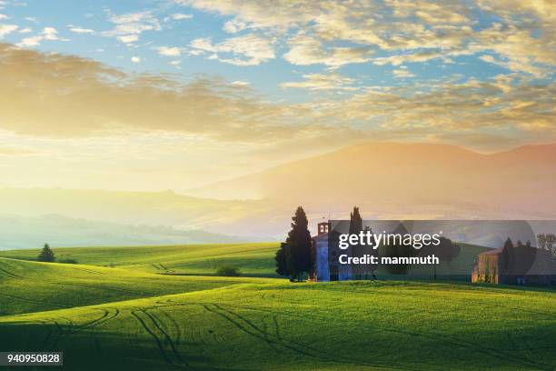 paisagem na toscana com a capella di vitaleta - capella di vitaleta - fotografias e filmes do acervo