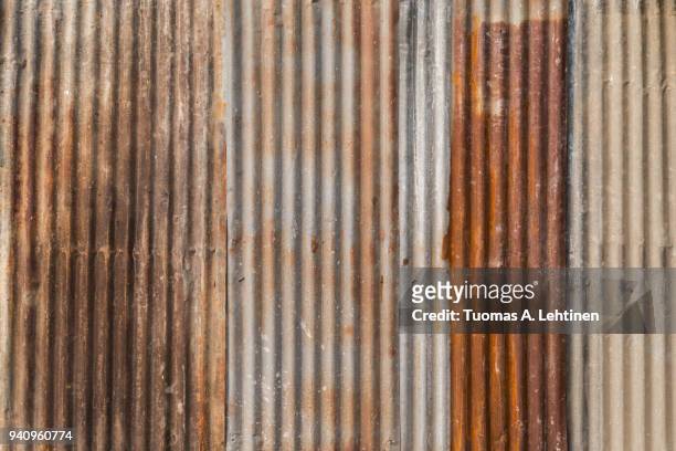 rusty and corrugated iron metal construction site wall texture background. - rouillé photos et images de collection