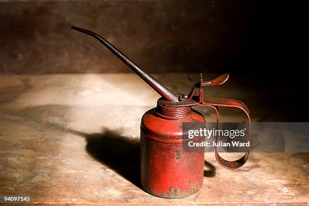 old red oil can - aceitera fotografías e imágenes de stock