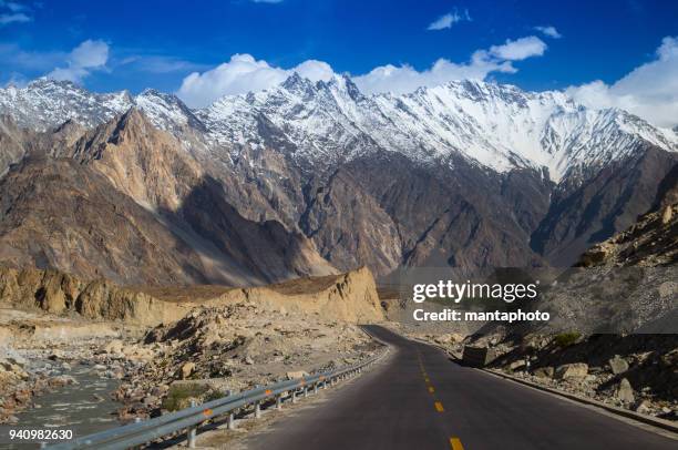 karakorum highway mit berg im hintergrund - seidenstraße stock-fotos und bilder