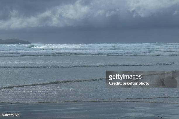 carrowniskey stormy day - ireland surf wave stockfoto's en -beelden