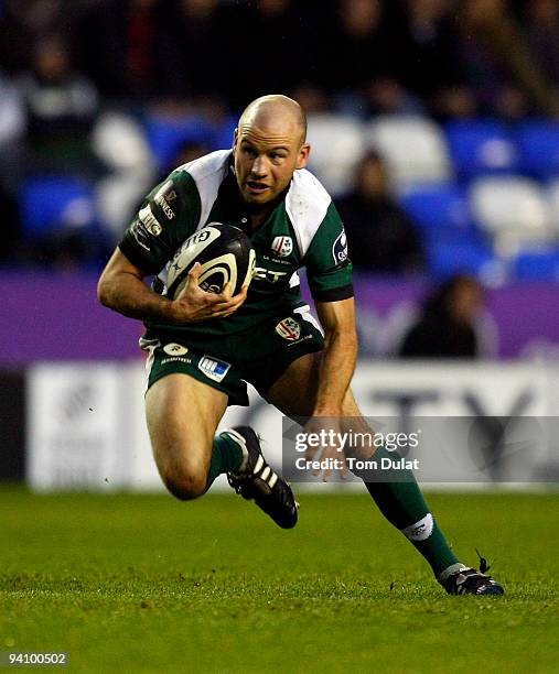 Paul Hodgson of London Irish runs with the ball during the Guinness Premiership match between London Irish and Worcester Warriors at the Madejski...