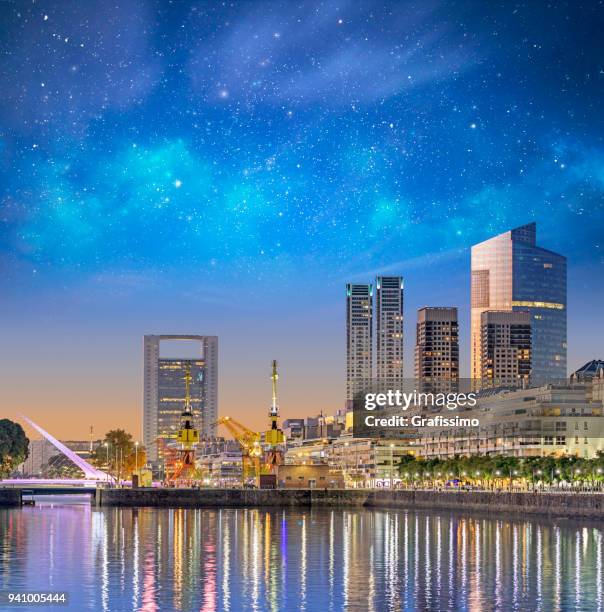 argentinië buenos aires skyline puerto madero bij nacht - puente de la mujer stockfoto's en -beelden