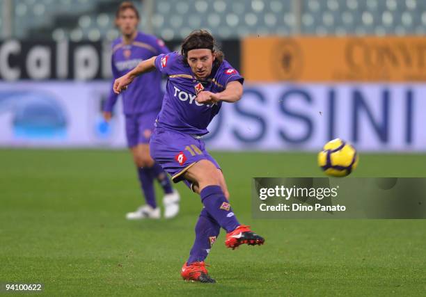 Riccardo Montolivo of Fiorentina in action during the Serie A match between Fiorentina and Atalanta at Stadio Artemio Franchi on December 6, 2009 in...