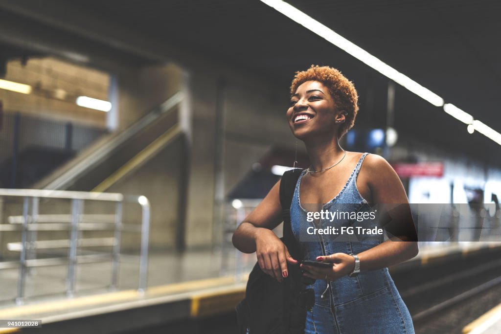 Menina esperando o trem na estação