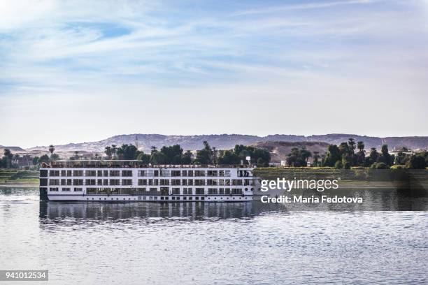 cruise ship in egypt - nile river ストックフォトと画像