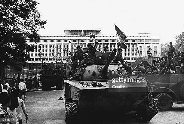 Vietcong tank takes up a position in front of the presidential palace of the US-backed Southern Vietnamese regime 30 April 1975 in Saigon on the day...