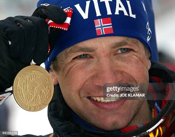 Norwegian Ole Einar Bjoerndalen holds the gold medal of the men's 12.5 kms pursuit event of the IBU biathlon world championships in Hochfilzen 06...