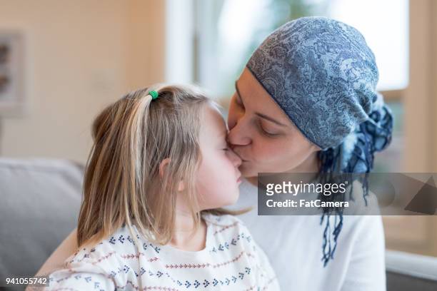 unga etniska mamma med cancer håller sin dotter - cancer illness bildbanksfoton och bilder