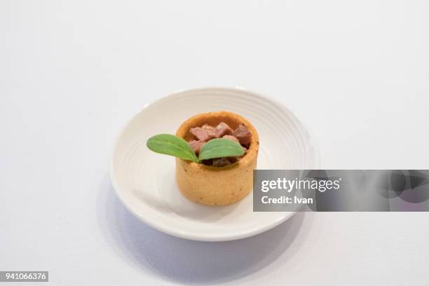 decorated appetizer, small beef pie, tart - steak and kidney pie stock pictures, royalty-free photos & images