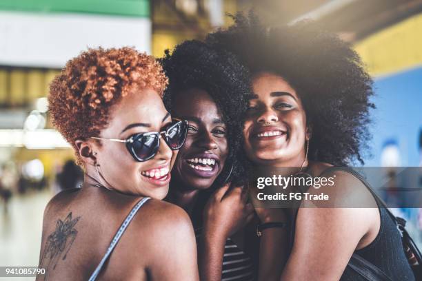 best friends embracing - coiffure afro stock pictures, royalty-free photos & images