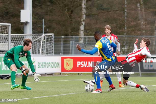 Xavier Mous of FC Oss, Lorenzo Pique of FC Oss, Sam Lammers of PSV U23 during the Dutch Jupiler League match between PSV U23 v FC Oss at the De...