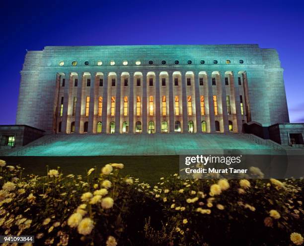 view of the parliament building in helsinki - フィンランド文化 ストックフォトと画像