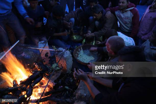 Palestinian preparation food near the border with Israel, east of Khan Yunis, in the southern Gaza Strip on 2 April 2018. The demonstration continues...
