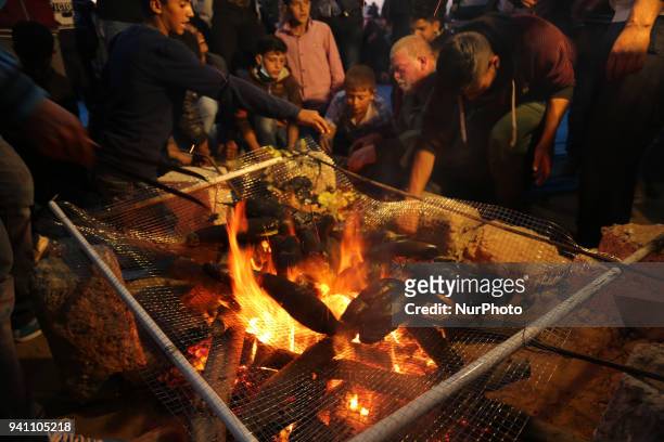 Palestinian preparation food near the border with Israel, east of Khan Yunis, in the southern Gaza Strip on 2 April 2018. The demonstration continues...