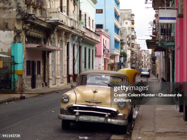 sunday morning havana street - cuba street stock pictures, royalty-free photos & images