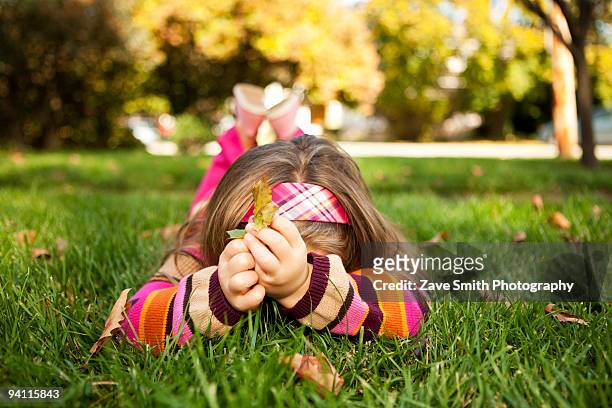 young girl on lawn holding leaf - hatboro photos et images de collection