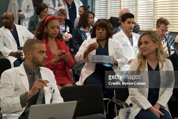 Judgment Day" - During presentations on Grey Sloan Surgical Innovation Prototypes Day, Arizona shares some cookies from an appreciative patient that,...