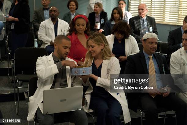 Judgment Day" - During presentations on Grey Sloan Surgical Innovation Prototypes Day, Arizona shares some cookies from an appreciative patient that,...