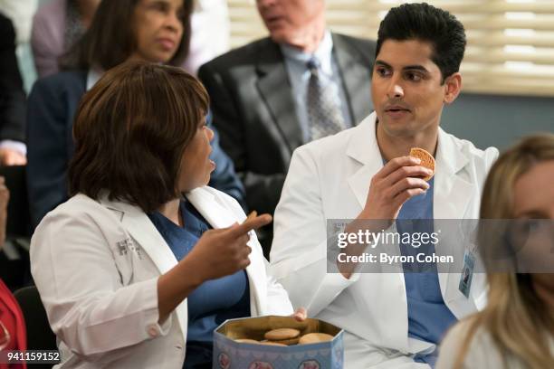 Judgment Day" - During presentations on Grey Sloan Surgical Innovation Prototypes Day, Arizona shares some cookies from an appreciative patient that,...