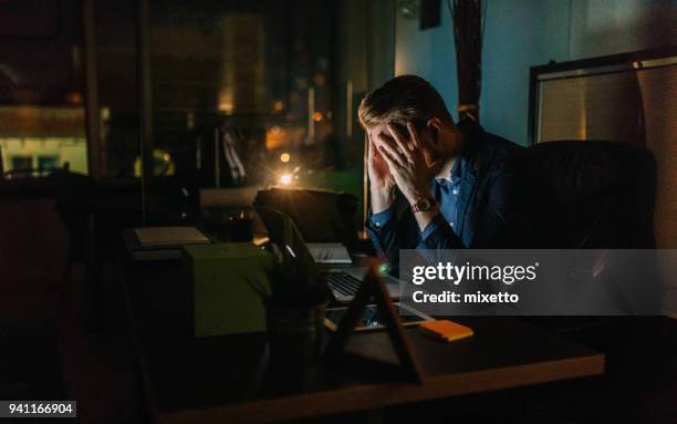 empresario cansado terminar trabajo en la oficina - presión fotografías e imágenes de stock