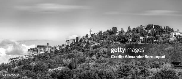 montepulciano panoramic view, tuscany landscape, italy - agriturismo stock-fotos und bilder