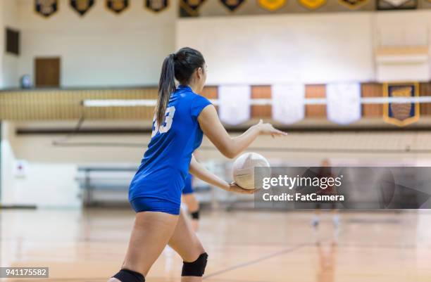 少年排球運動員準備發球..。 - high school volleyball 個照片及圖片檔