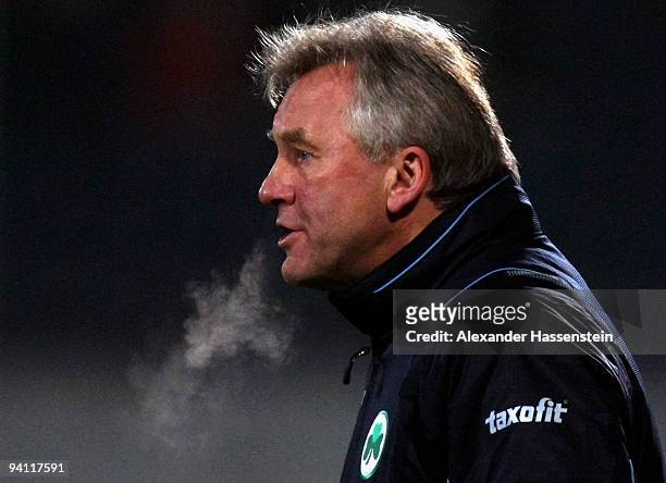 Benno Moehlmann, head coach of Fuerth gives instructions to his players during the Second Bundesliga match between SpVgg Greuther Fuerth and Alemania...