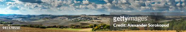 farmland in tuscany panoramic view. high resolution picture. beautiful unending soft hills, fields and meadows. - agriturismo stock-fotos und bilder
