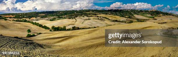 farmland in tuscany panoramic view. high resolution picture. beautiful unending soft hills, fields and meadows. - agriturismo stock-fotos und bilder