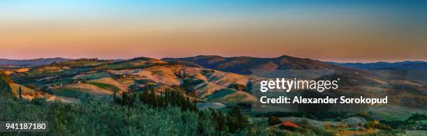 colors of sunset. panoramic hires view of tuscany, hills near volterra - agriturismo stock-fotos und bilder