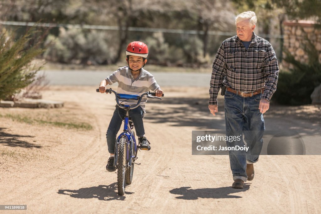 Großvater Lehre Enkel Fahrrad fahren