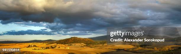 majestic italian panoramic landscape. sunset time with vivid autumnal colors. stormy weather and dark clouds. tuscany. - agriturismo stock-fotos und bilder