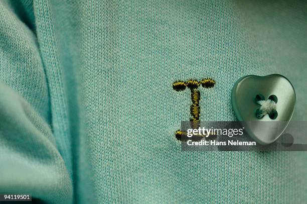 embroidery of i love sign on a infants shirt - bordado - fotografias e filmes do acervo