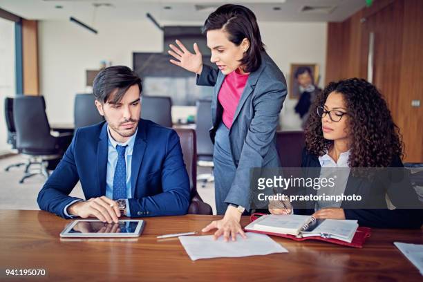 manager sta gridando al dipendente dopo il suo errore nell'ufficio ceo - rabbia emozione negativa foto e immagini stock
